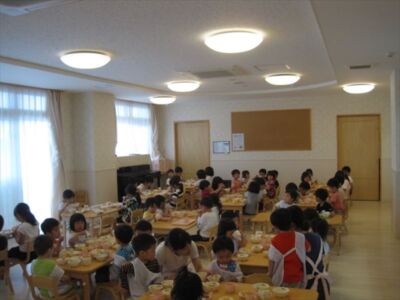 いただきまーす!今日もたくさん遊んでお腹すいたな~ 幼児クラス 昼食